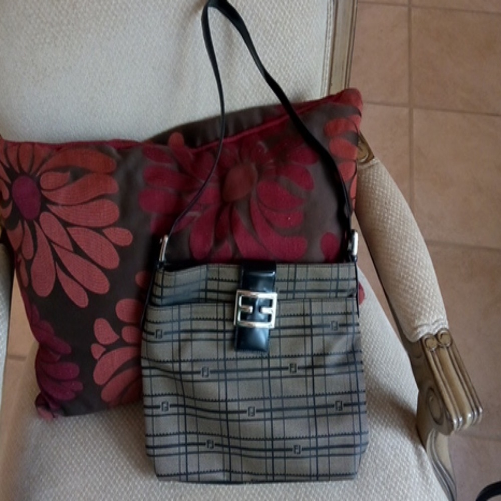 Beautiful new 12" long bag patten leather strap